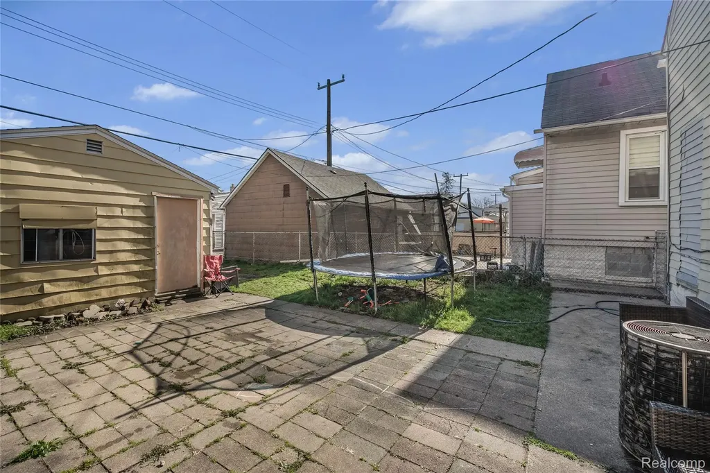 2422 Commor Street Hamtramck City MI 48212