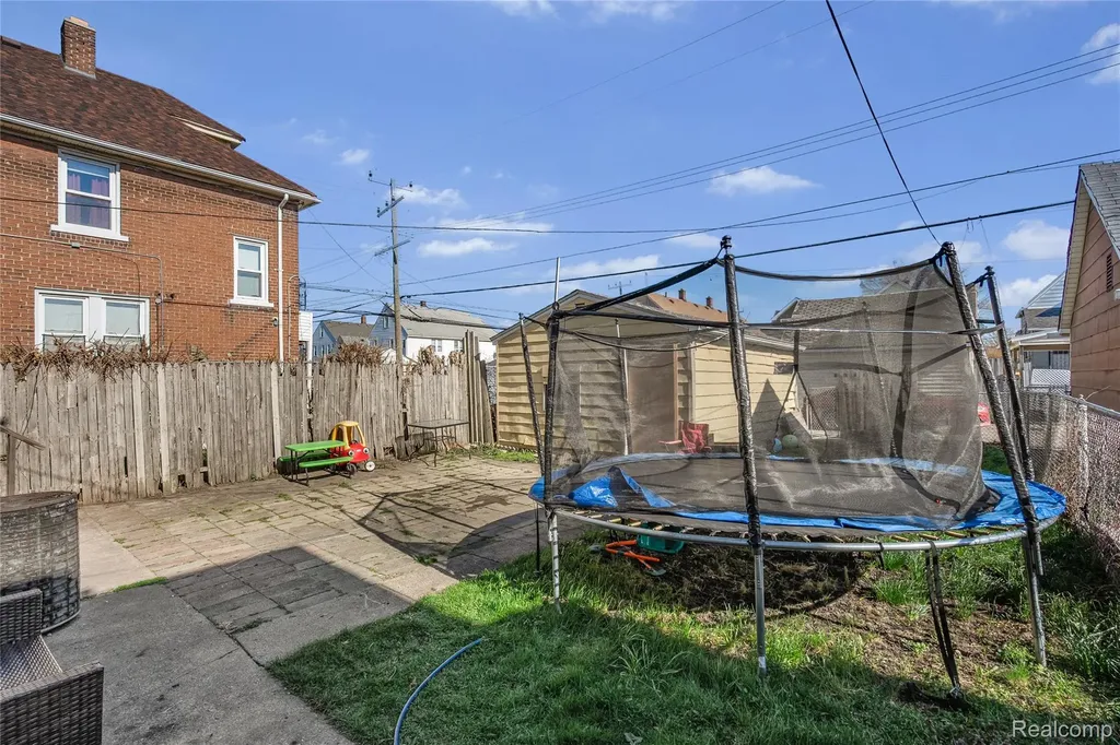 2422 Commor Street Hamtramck City MI 48212