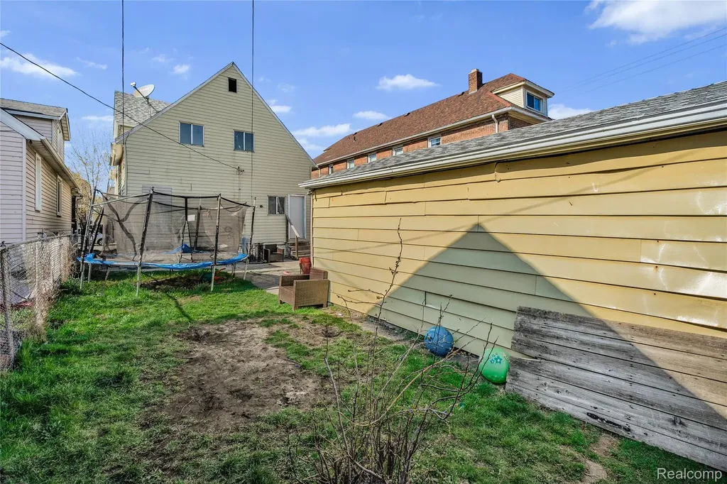 2422 Commor Street Hamtramck City MI 48212