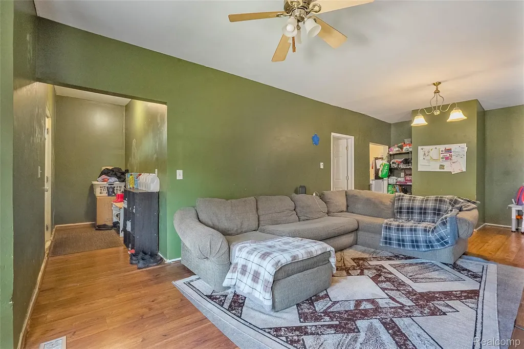 2422 Commor Street Hamtramck City MI 48212