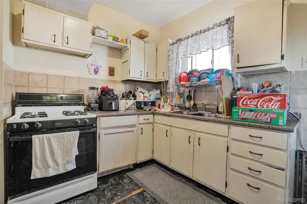 2422 Commor Street Hamtramck City MI 48212
