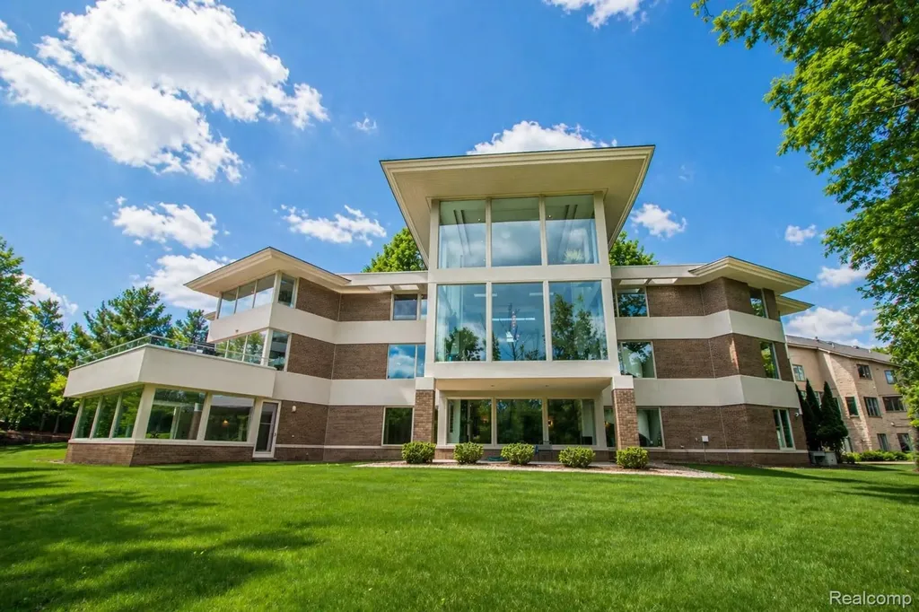 1208 Hidden Lake Drive Bloomfield Charter Township MI 48302