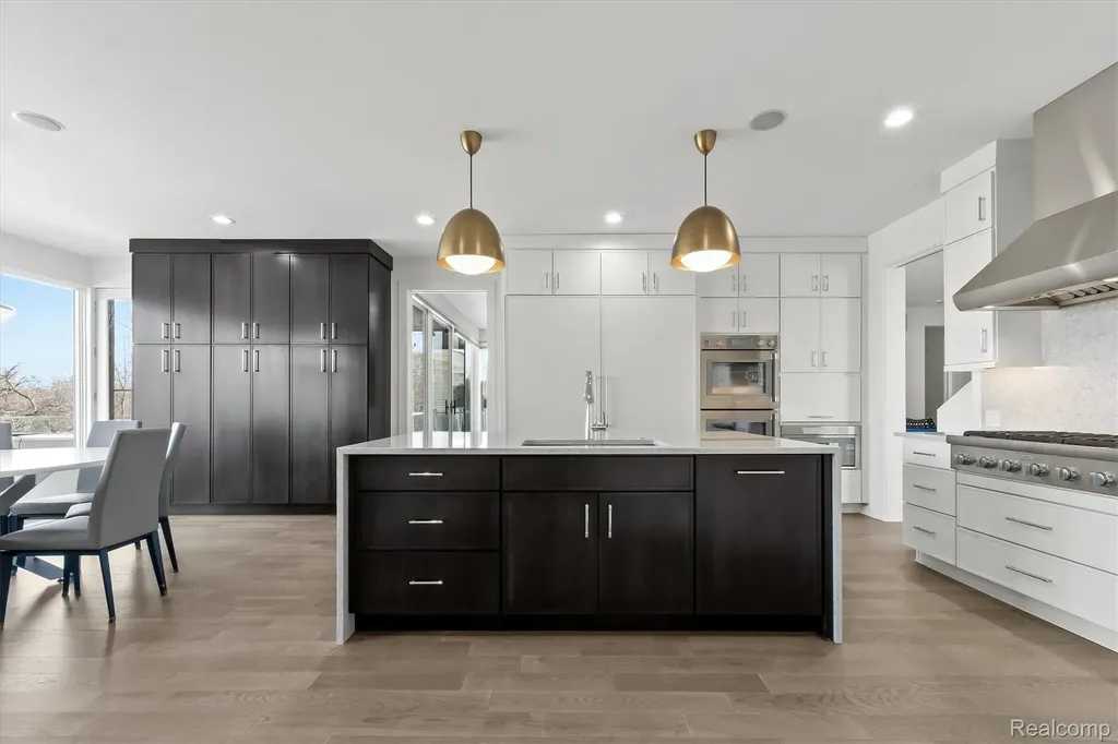 1208 Hidden Lake Drive Bloomfield Charter Township MI 48302