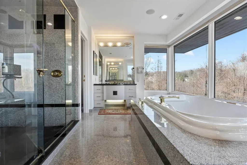 1208 Hidden Lake Drive Bloomfield Charter Township MI 48302