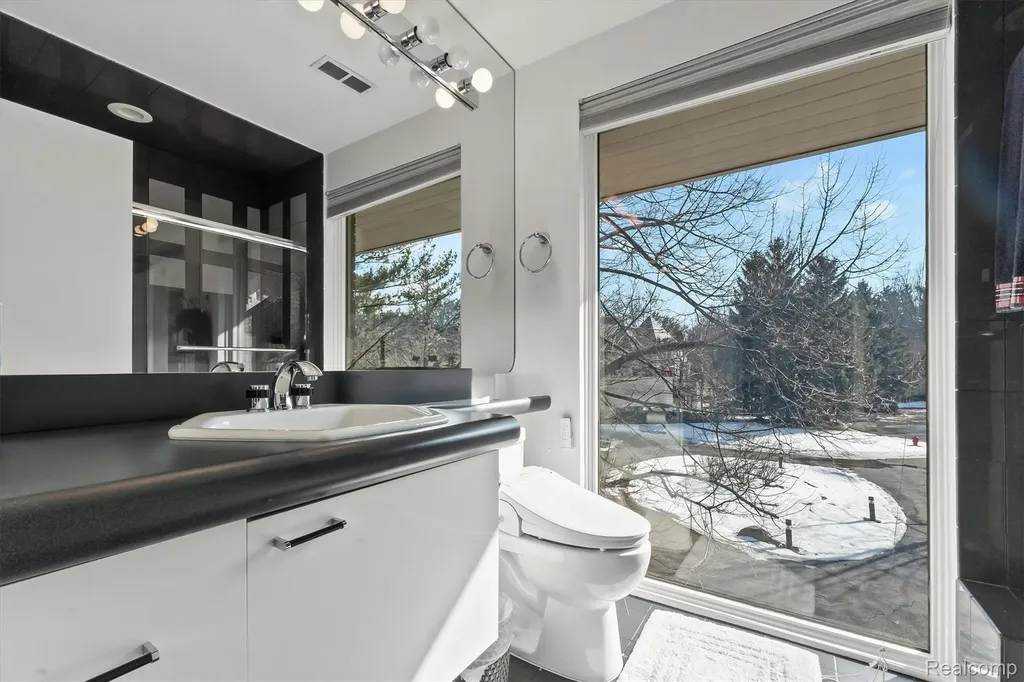 1208 Hidden Lake Drive Bloomfield Charter Township MI 48302