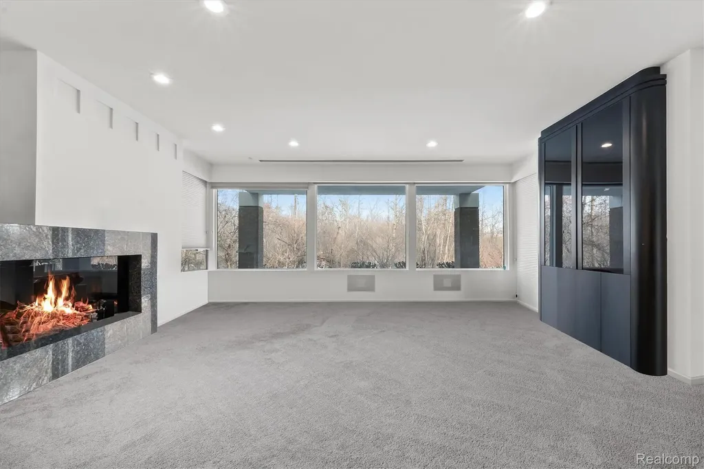 1208 Hidden Lake Drive Bloomfield Charter Township MI 48302