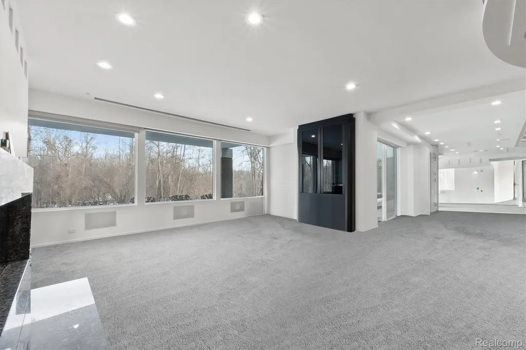 1208 Hidden Lake Drive Bloomfield Charter Township MI 48302