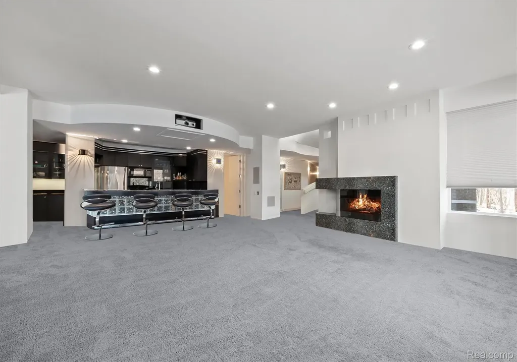 1208 Hidden Lake Drive Bloomfield Charter Township MI 48302