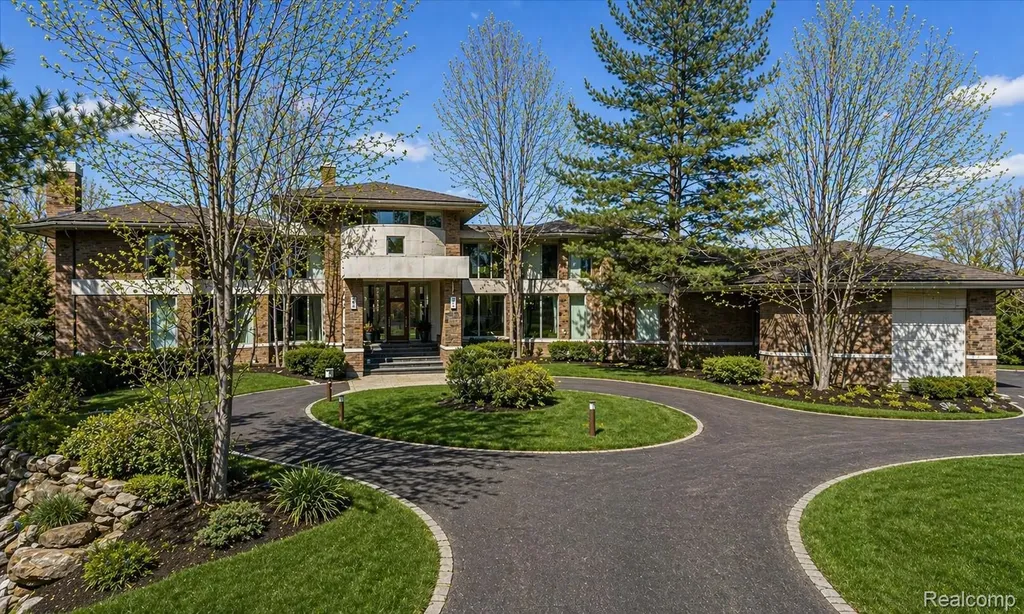 1208 Hidden Lake Drive Bloomfield Charter Township MI 48302