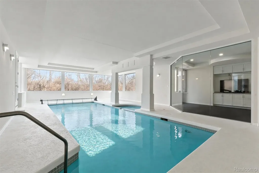 1208 Hidden Lake Drive Bloomfield Charter Township MI 48302