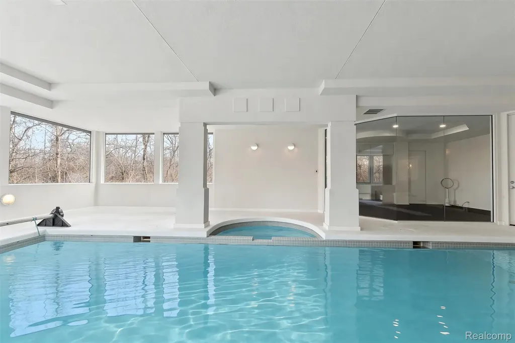 1208 Hidden Lake Drive Bloomfield Charter Township MI 48302