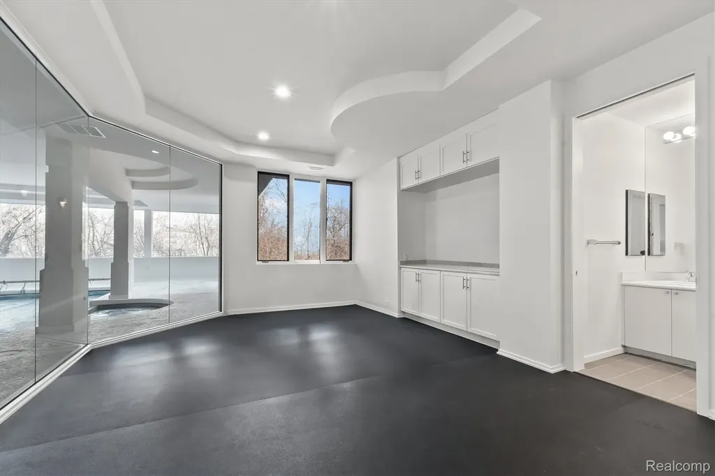 1208 Hidden Lake Drive Bloomfield Charter Township MI 48302