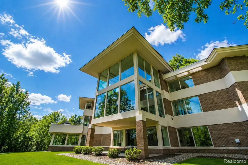 1208 Hidden Lake Drive Bloomfield Charter Township MI 48302