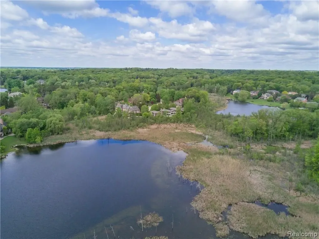 1208 Hidden Lake Drive Bloomfield Charter Township MI 48302