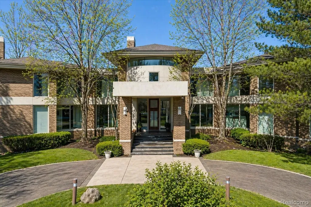 1208 Hidden Lake Drive Bloomfield Charter Township MI 48302