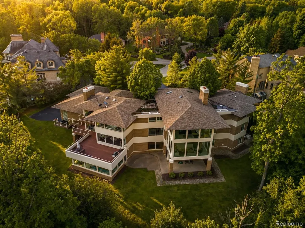 1208 Hidden Lake Drive Bloomfield Charter Township MI 48302
