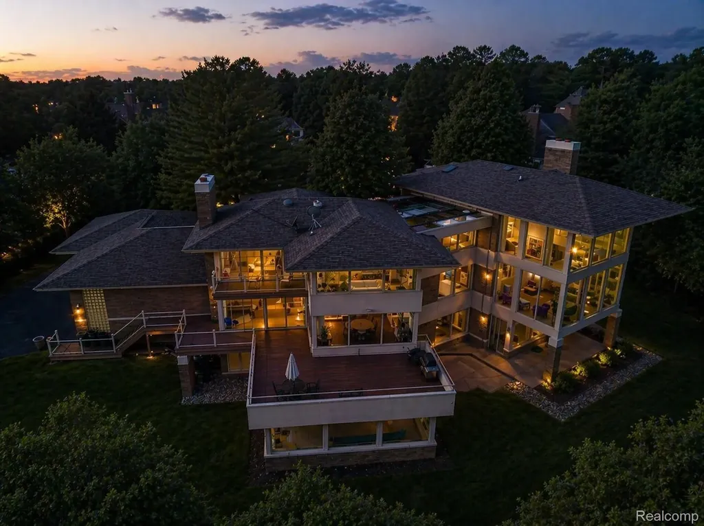 1208 Hidden Lake Drive Bloomfield Charter Township MI 48302