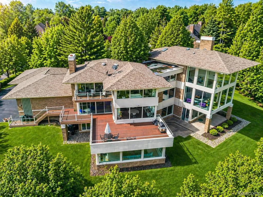 1208 Hidden Lake Drive Bloomfield Charter Township MI 48302