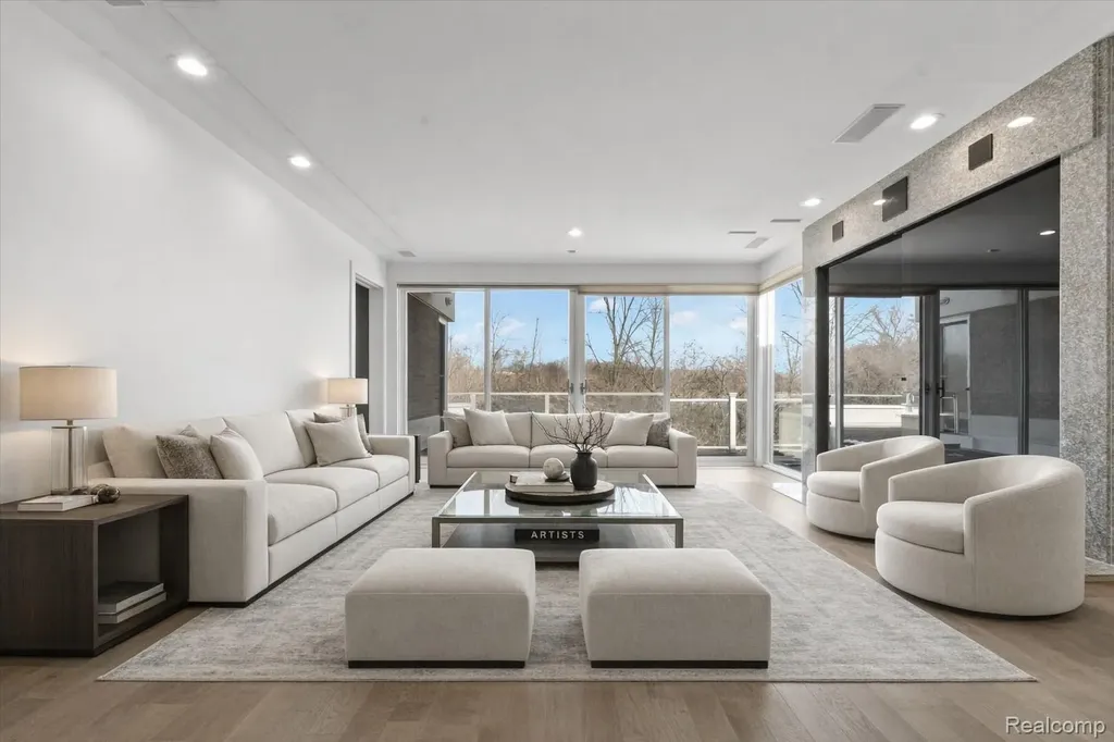 1208 Hidden Lake Drive Bloomfield Charter Township MI 48302