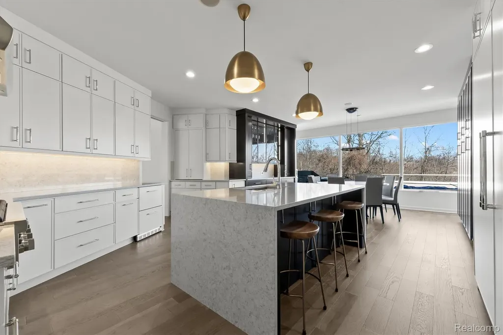 1208 Hidden Lake Drive Bloomfield Charter Township MI 48302