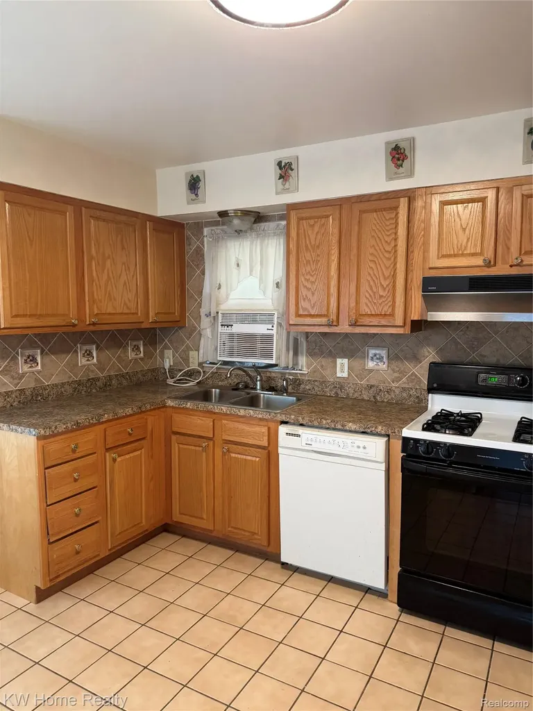 29316 Southgate Drive Southfield City MI 48076