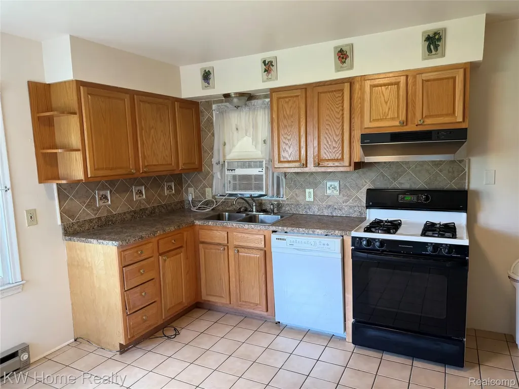 29316 Southgate Drive Southfield City MI 48076