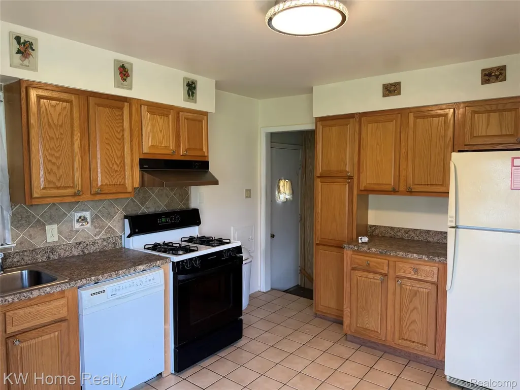 29316 Southgate Drive Southfield City MI 48076