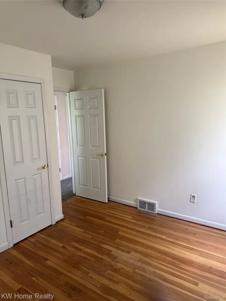 29316 Southgate Drive Southfield City MI 48076
