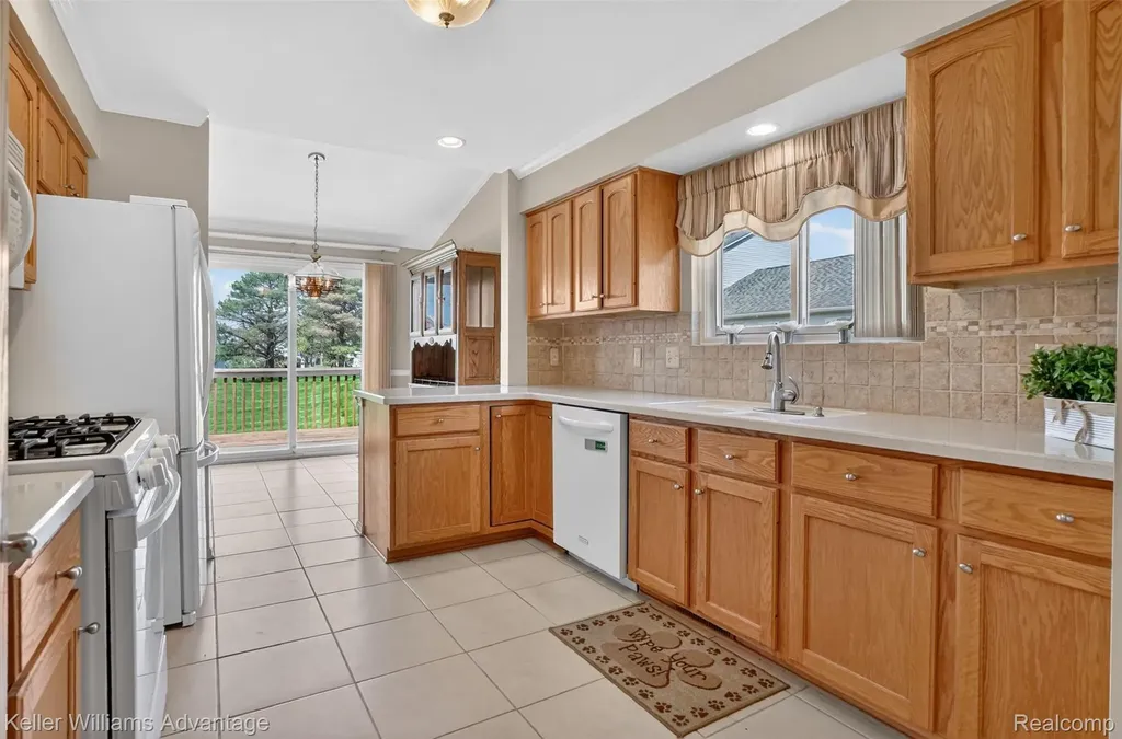 761 Knollwood Circle South Lyon City MI 48178