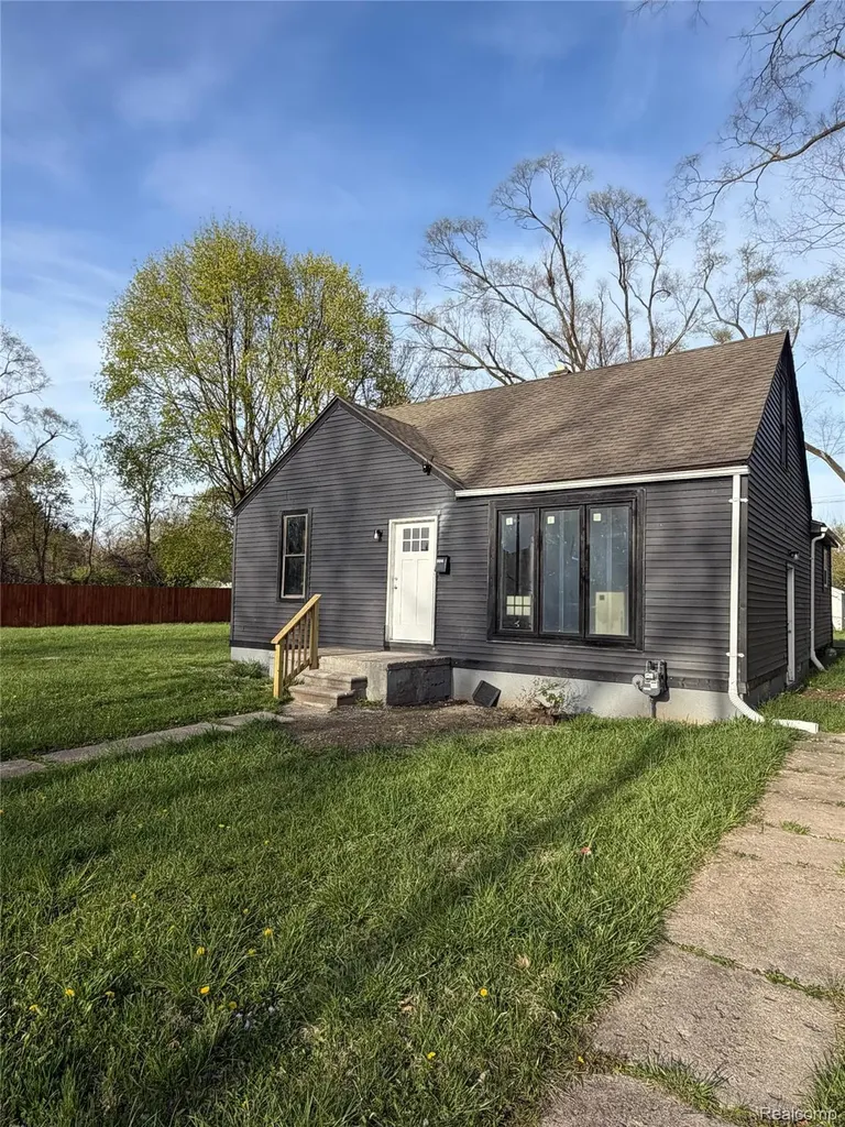 19294 Houghton Street Detroit City MI 48219