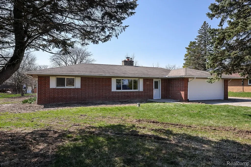 2462 Green Acres Drive Grand Blanc Charter Township MI 48439
