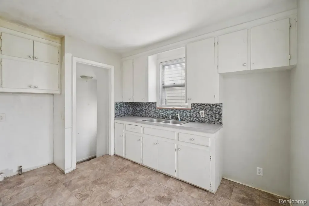 19717 Kenosha Street Harper Woods City MI 48225