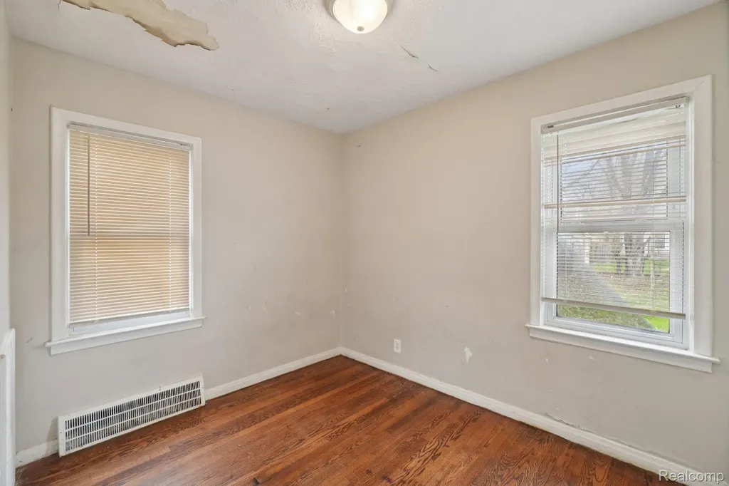 19717 Kenosha Street Harper Woods City MI 48225
