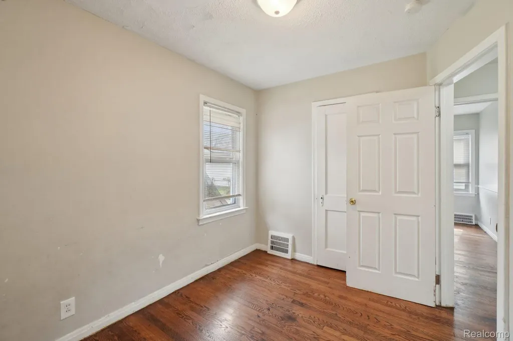 19717 Kenosha Street Harper Woods City MI 48225