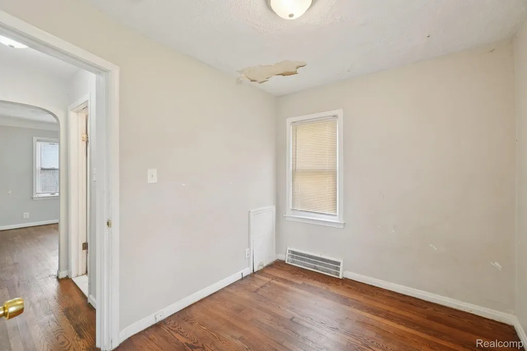 19717 Kenosha Street Harper Woods City MI 48225