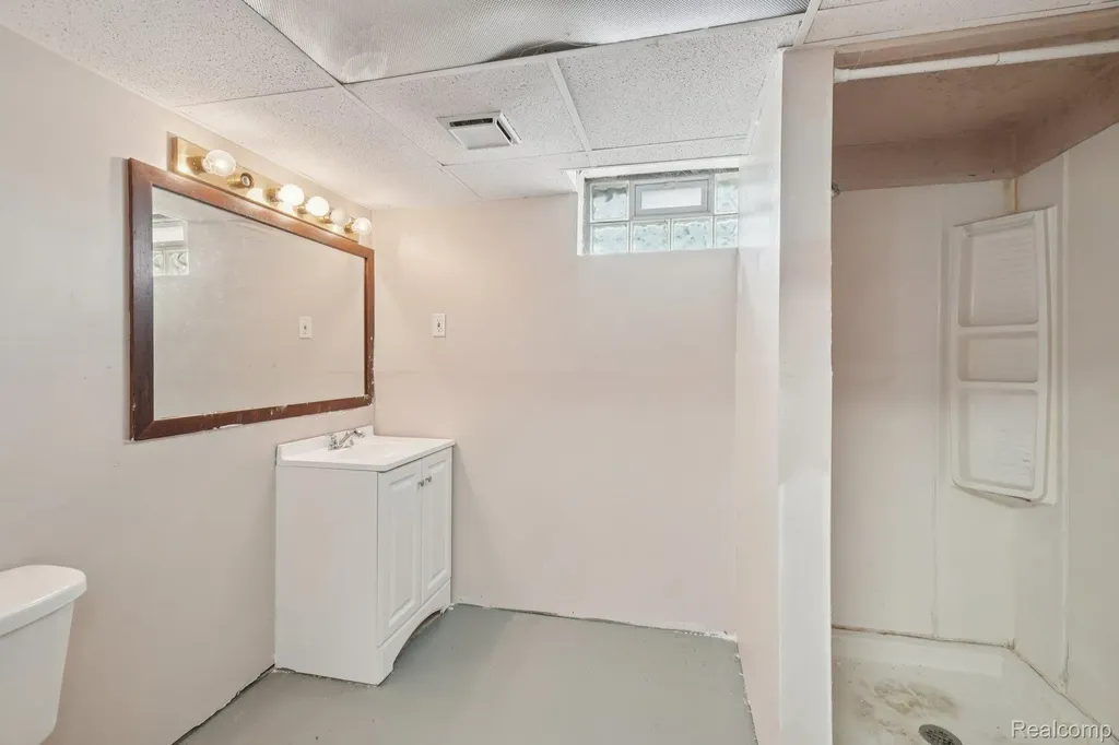 19717 Kenosha Street Harper Woods City MI 48225