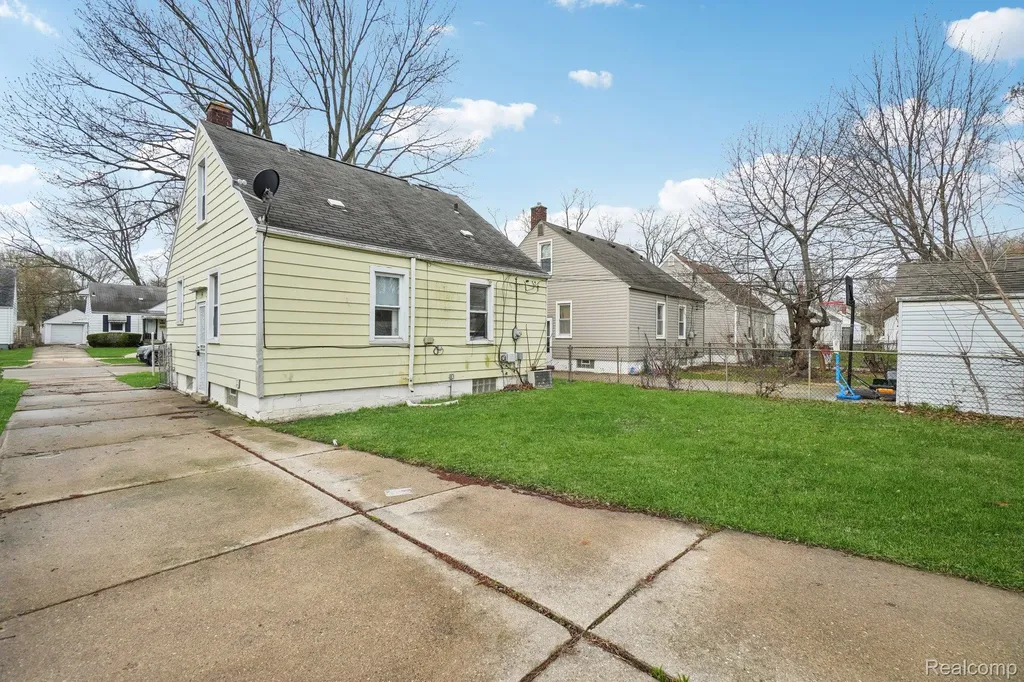 19717 Kenosha Street Harper Woods City MI 48225