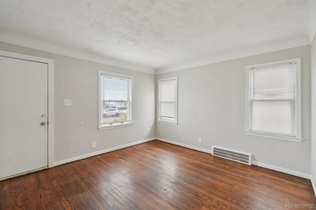 19717 Kenosha Street Harper Woods City MI 48225