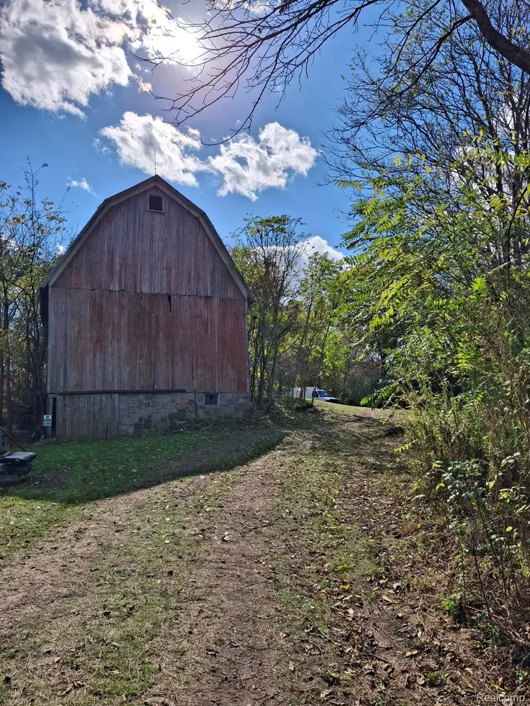 13278 9 Mile Road Green Oak Township MI 48178