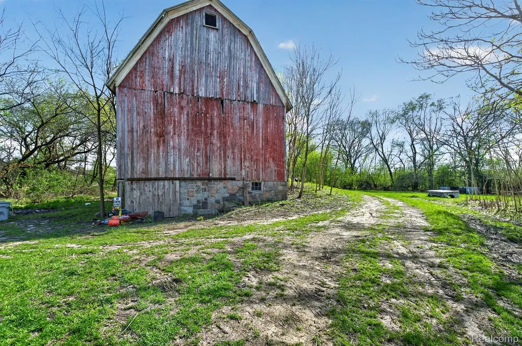 13278 9 Mile Road Green Oak Township MI 48178