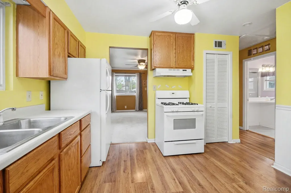 74 E Colgate Avenue Pontiac City MI 48340