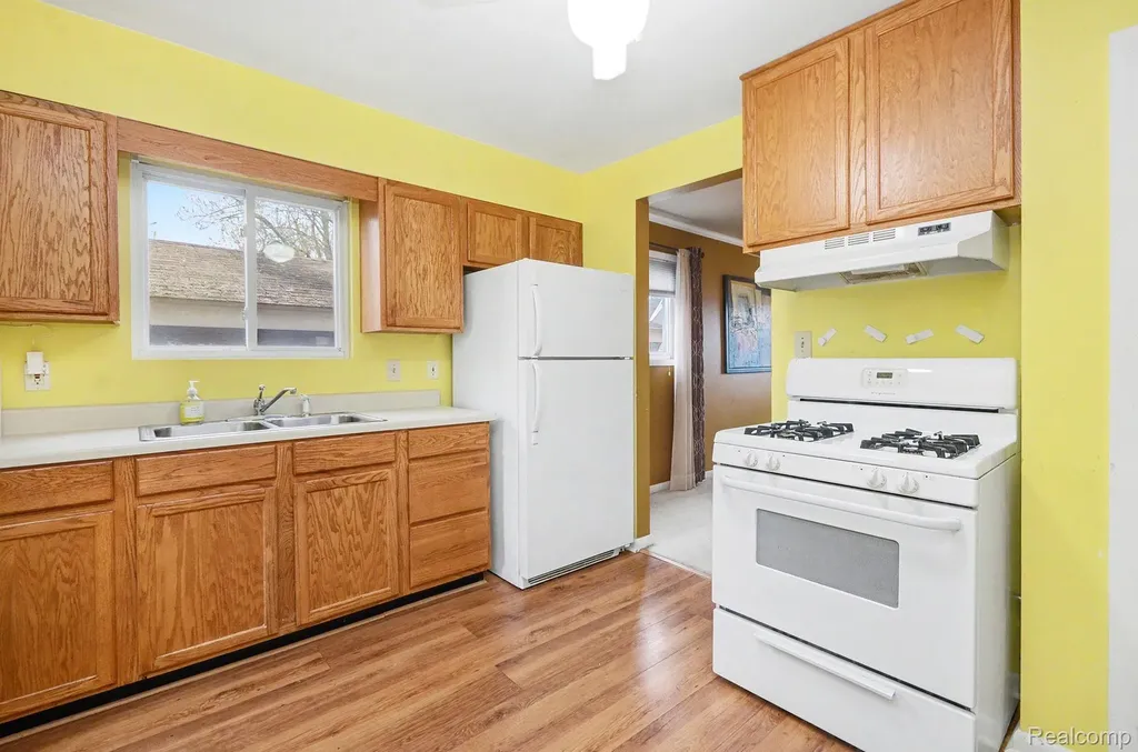 74 E Colgate Avenue Pontiac City MI 48340