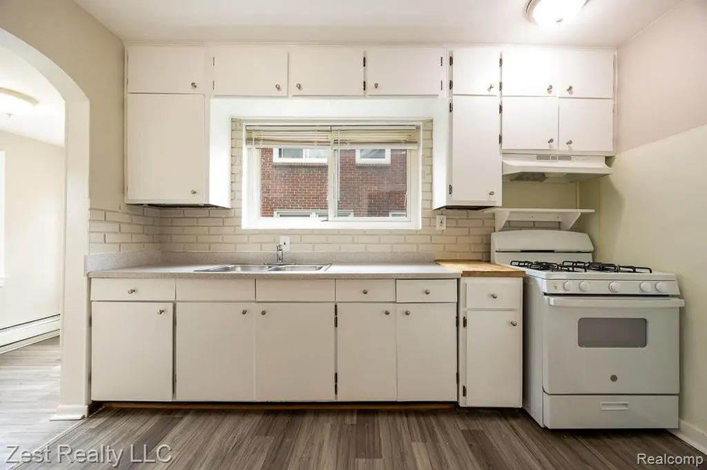 1353 Pagel Avenue Lincoln Park City MI 48146