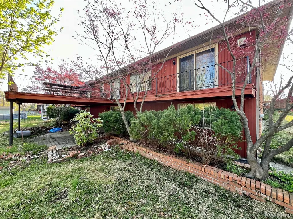 37115 Pocahontas Drive Clinton Charter Township MI 48036