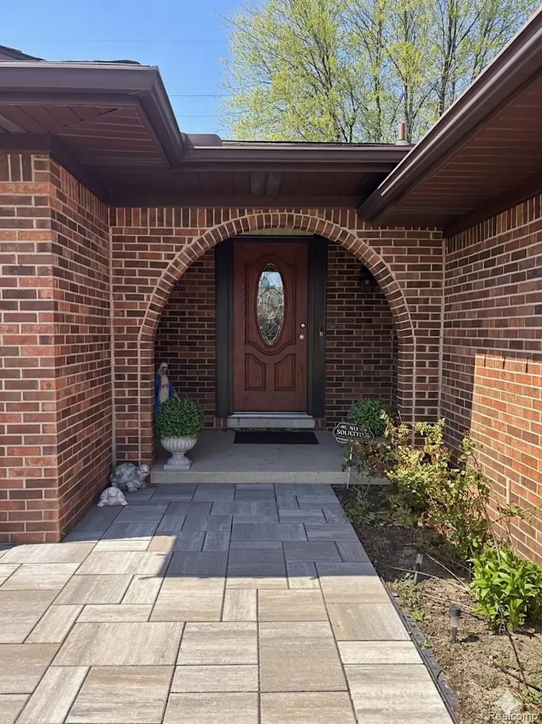 46721 Peach Grove Macomb Township MI 48044