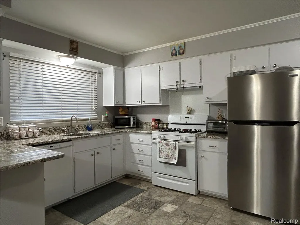 46721 Peach Grove Macomb Township MI 48044
