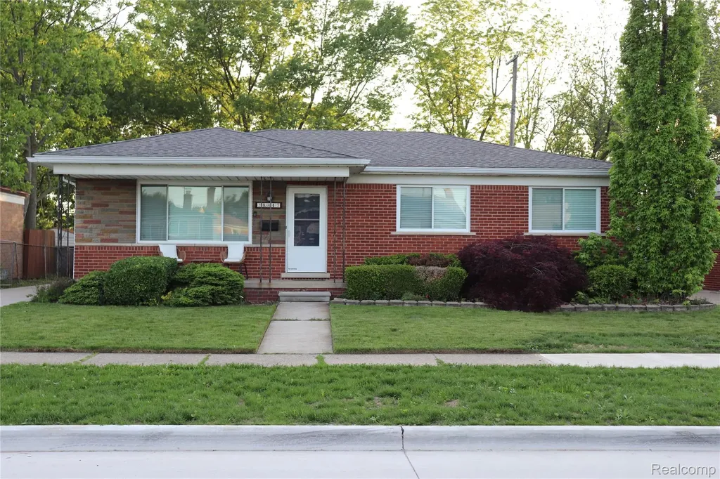 28347 Los Olas Drive Warren City MI 48093