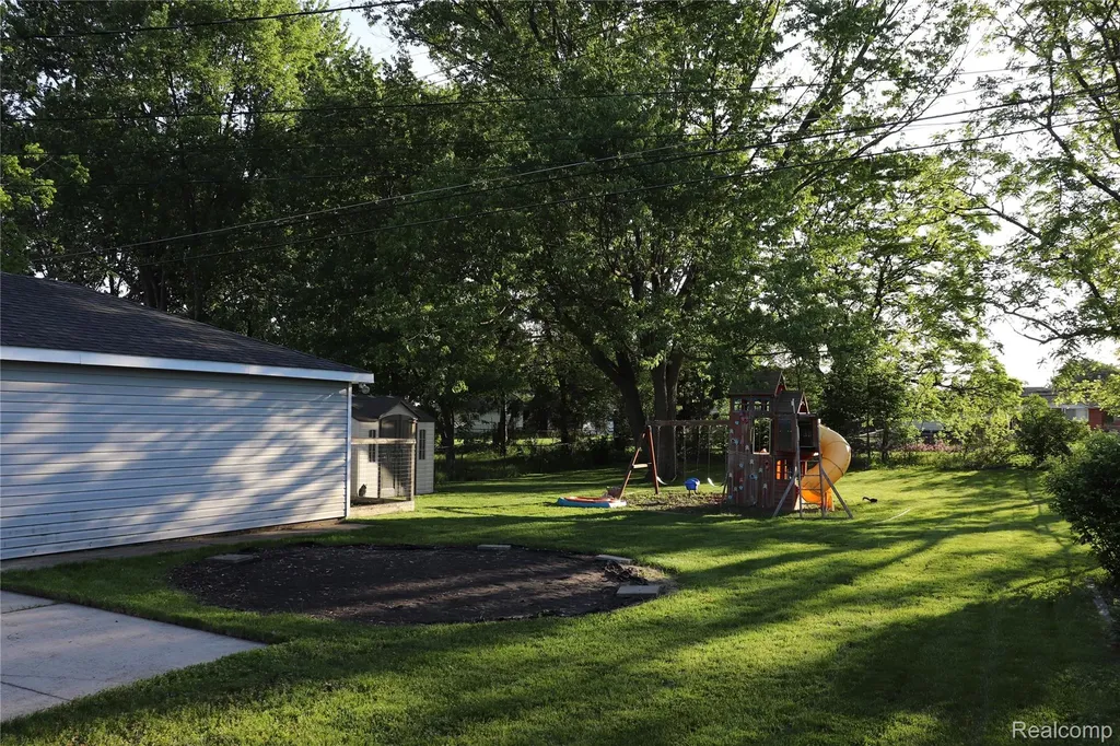 28347 Los Olas Drive Warren City MI 48093