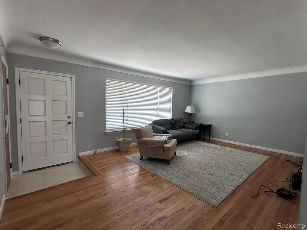 28347 Los Olas Drive Warren City MI 48093