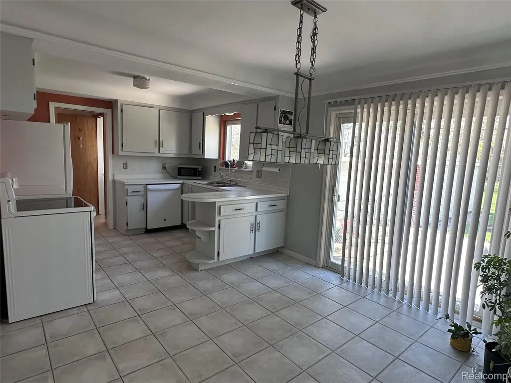 28347 Los Olas Drive Warren City MI 48093